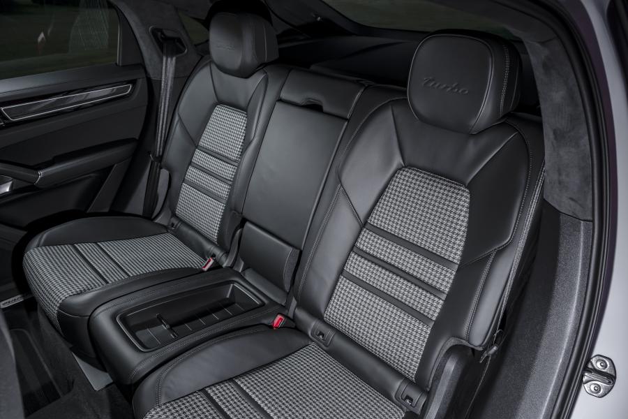 Интерьер Porsche Cayenne Turbo Coupe 2019 года  (UK) (фото 9 из 18)